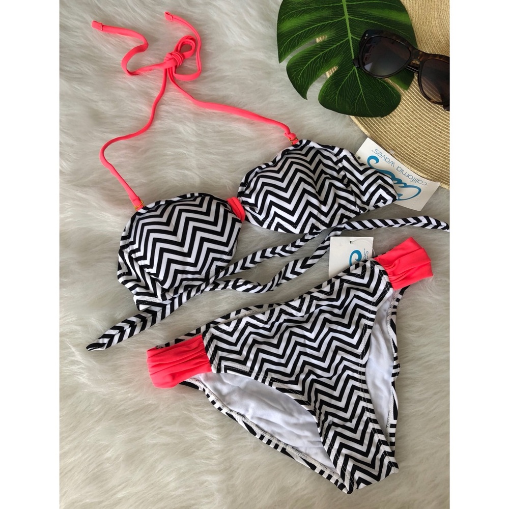 🆕 California Waves Black white chevron bikini set